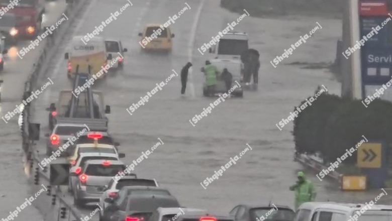 Shiu bllokon autostradën Durrës-Tiranë, trafik kilometrik! Qarkullimi devijohet nga Ndroqi 