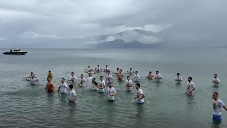  ‘Të rinjtë sfidojnë temperaturat e ulëta’, mbahet në liqenin e Pogradecit ceremonia e hedhjes së kryqit! Triumfon 23-vjeçari