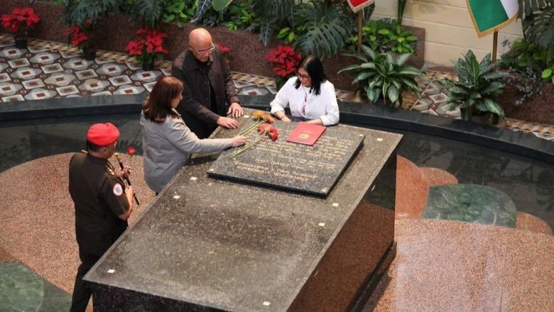 Homazhe tek varri i Hugo Chavez!  Presidentja e Venezuelës nuk harron 'besnikërinë' ndaj idealeve