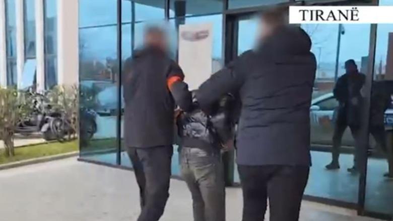 Mbante një pushkë pa leje në banesë, arrestohet 31-vjeçari në Tiranë