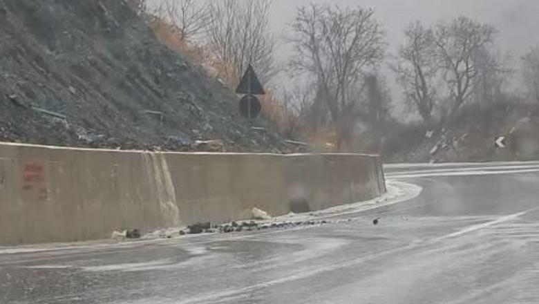 Reshje të dendura shiu, probleme edhe në Rrugën e Arbrit! Rrëshqitje dherash në segmentin e Xibrit