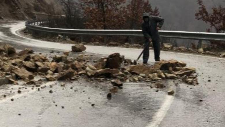 Kukësi përfshihet nga moti i keq, rënie gurësh në aksin që lidhet me Bushtricën