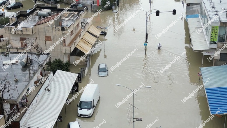 Ekskluzive/ Report Tv sjell pamjet me dron, autostrada Tiranë-Durrës nën ‘pushtetin’ e ujit, paralizohet qarkullimi (VIDEO)