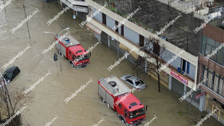 Shiu ‘paralizon’ vendin/ Uji 'pushton' Durrësin, pezullohet mësimi, evakuohen 180 banorë, 800 shtëpi të përmbytura! 15 banesa nën ujë në Shkodër! Del nga shtrati përroi i Ficos në Gjirokastër (VIDEO)