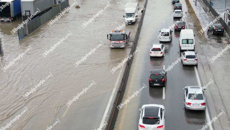 Vendi nën 'pushtetin' e reshjeve! Autostrada Durrës-Tiranë e bllokuar, trafik kilometrik! Qarkullimi devijohet nga Ndroqi, rruga drejt Rinasit e hapur (PAMJET ME DRON)