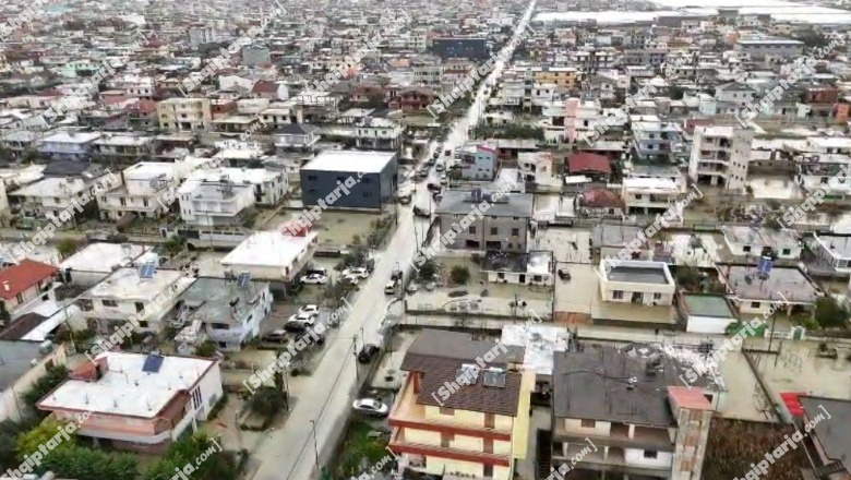 Ekskluzive/ Report Tv sjell pamjet me dron nga Durrësi, shtëpi e makina të mbuluara nga uji (VIDEO)