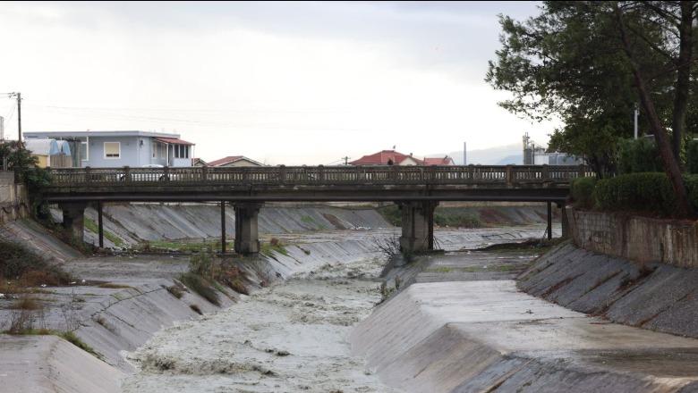 Moti i keq në Elbasan, Llatja apel banorëve: Reshje intensive në 24 orët në vijim, tregoni kujdes të shtuar