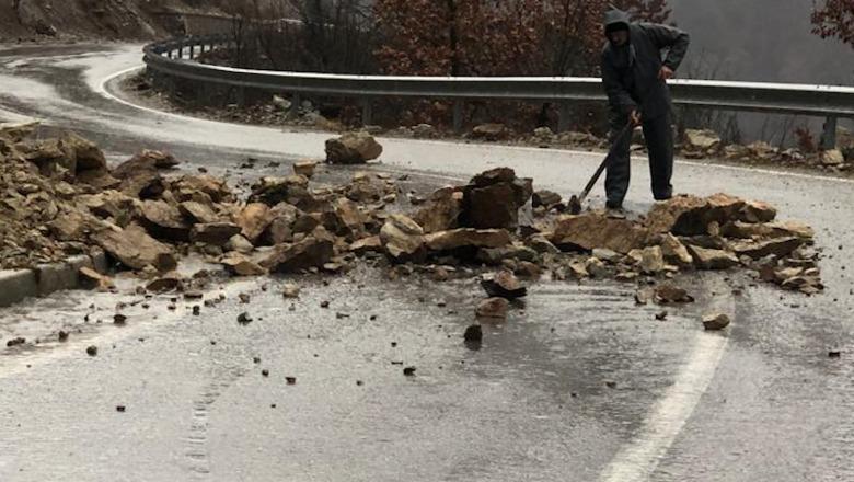 Kukësi përfshihet nga moti i keq, rënie gurësh në aksin që lidhet me Bushtricën