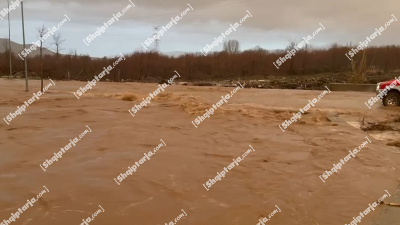 Reshjet e dendura të shiut në qarkun e Shkodrës, del nga shtrati përroi i Glinës në Vaun e Dejës