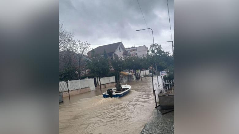 Fotolajm/ Qytetari del me skaf në rrugët e qytetit, Laçi i përmbytur nga shirat e dendur