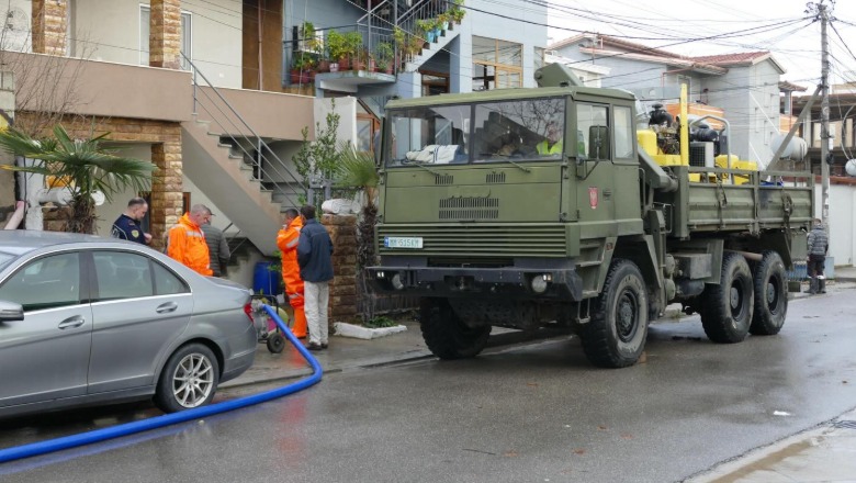 Durrësi i përmbytur/ Ministri Vengu: 23 forca, 8 mjete të emergjencave civile dhe 7 motopompa në punë