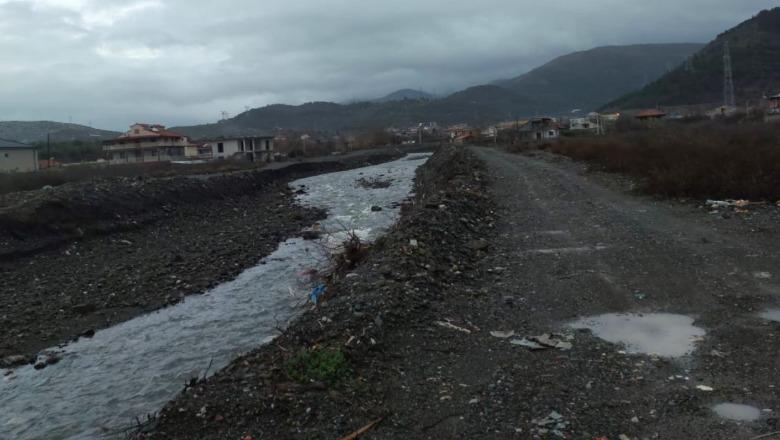 Shkodra pa situata emergjente, uji bllokon rrugën kryesore të Obotit! Vijon puna për normalizimin e qarkullimit në Fushë-Arrëz