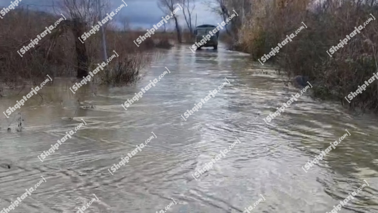 Moti i keq/ 15 familje të bllokuara në Bushat! Rruga e Obotit e kalueshme vetëm me mjete të larta