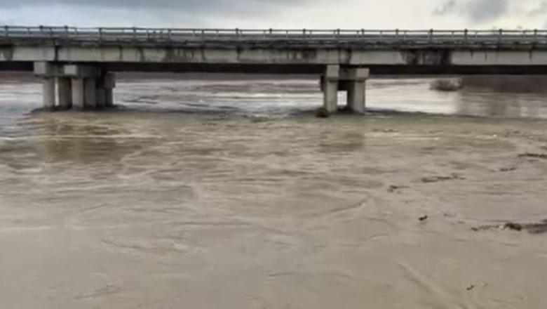 Reshjet, kritike situata në Urën e Mifolit! Niveli arrin në 7.2 metra për shkak të prurjeve