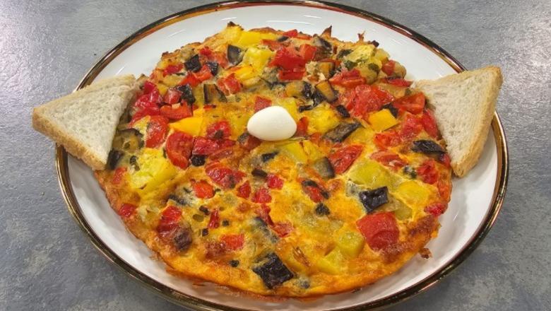 Omletë me perime të stinës nga zonja Albana