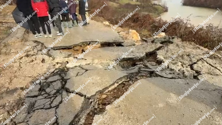 Pogradec/ Reshjet e dendura të shiut shkaktojnë rrëshqitje masive të rrugës në Dardhas, rrezikohen të dëmtohen varrezat e fshatit