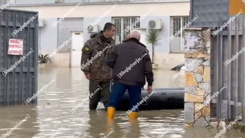 Videolajm/ Shërbim me gomone në burgun e Durrësit, kati i parë nën ujë
