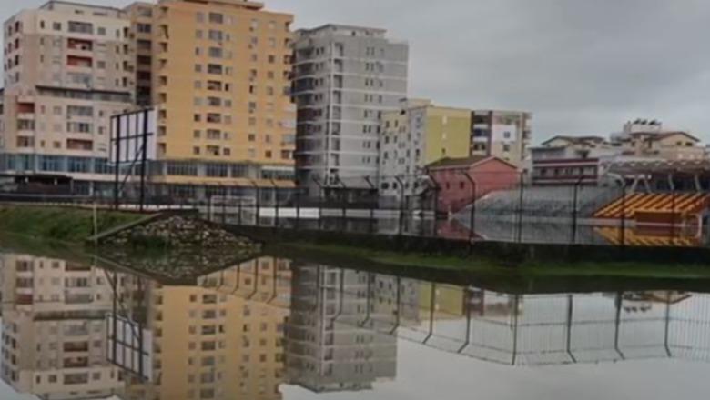 Reshjet e dendura të shiut, në Lezhë përmbytet edhe stadiumi 