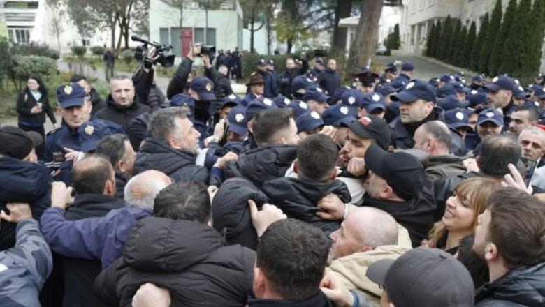 Dyshohet se hodhën sende të forta në drejtim të policëve  Gjykata e Tiranës liron nga qelia 4 protestuesit e Lapajt
