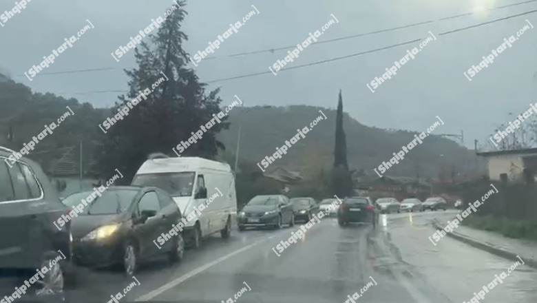 ‘Paralizohet’ qarkullimi në aksin Cërrik-Elbasan, shkak reshjet! Krijohet radhë kilometrike e automjeteve