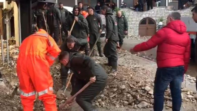 Moti i keq në Gjirokastër, punonjës të bashkisë dhe ushtria në terren për pastrimin e rrugëve nga inertet
