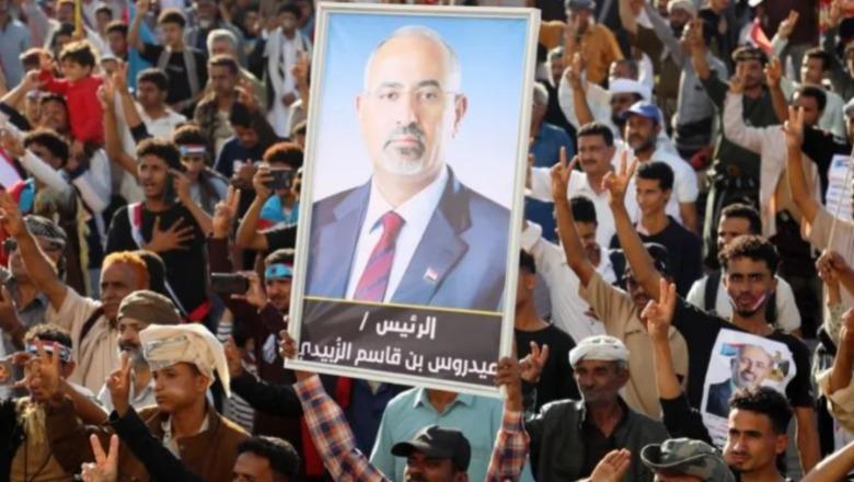 Lideri separatist i Jemenit akuzohet për tradhti, Arabia Saudite sulmon forcat e drejtuara prej tij