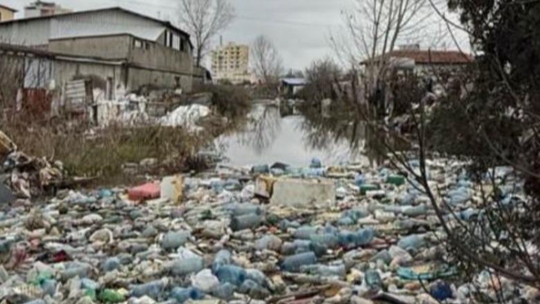 Përmbytjet, Rama ndan pamje nga Shkozeti: Kështu është kur i hedh plehrat dhe shishet plastike në anët e rrugëve