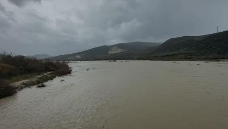 Vlorë/ Prurjet në lumin Shushicë arrijnë në nivelin maksimal, disa toka bujqësore nën ujë