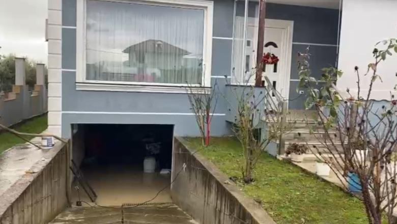 Punimet e ‘Salillarit’ bllokojnë kanalin, përmbyten 5 shtëpi në Elbasan! Mori tenderin 20 mln euro për ndërtimin e aksit Elbasan-Papër