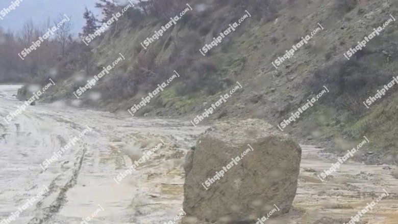 Moti i keq në Qarkun Dibër/ Rëshqitje dherash dhe gurësh në aksin Burrel - Rrëshen, vështirësohet qarkullimi i mjeteve
