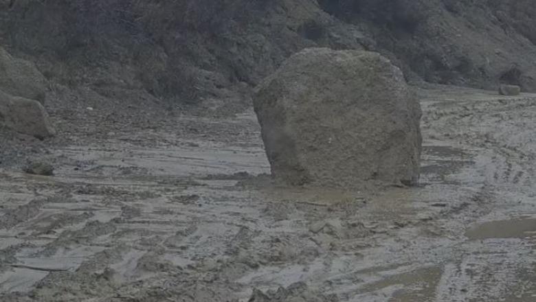 Moti i keq në Qarkun Dibër/ Rëshqitje dherash dhe gurësh në aksin Burrel - Rrëshen, vështirësohet qarkullimi i mjeteve