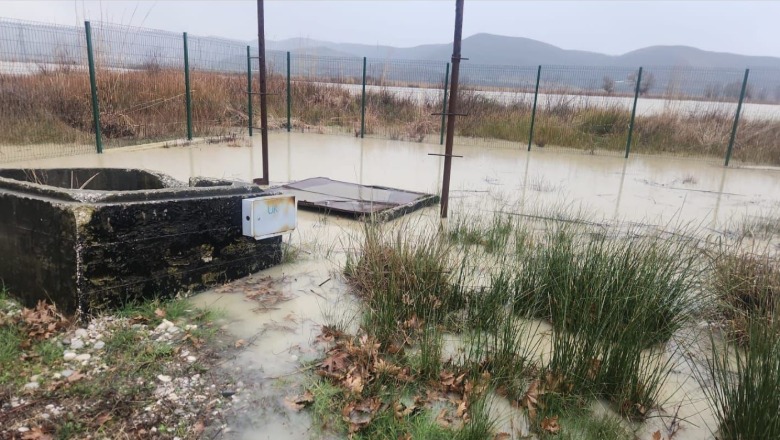 Përmbytjet dëmtojnë rrjetin, ndërpritet furnizimi me ujë në Njësinë Administrative Fier