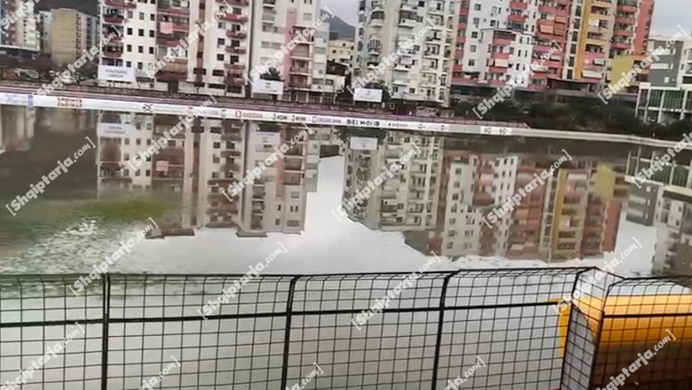 Reshjet e dendura të shiut, në Lezhë përmbytet edhe stadiumi 