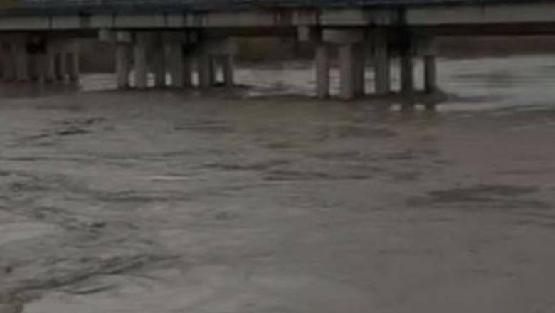 Moti i keq/ Reshje intensive sot dhe nesër në të gjithë vendin, në qarkun Kukës intensive, lumenjtë nën monitorim 