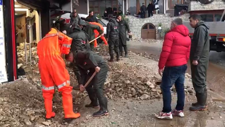 Moti i keq në Gjirokastër, punonjës të bashkisë dhe ushtria në terren për pastrimin e rrugëve nga inertet