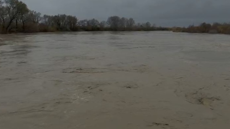 Shqipëria përfshihet nga moti i keq/ Vjosa arrin nivelin 9 metra në urën e Mifolit, prurje të shumta dhe në Memaliaj! Mbi 300 hektarë tokë e përmbytur në fshatrat e Vlorës dhe Fierit