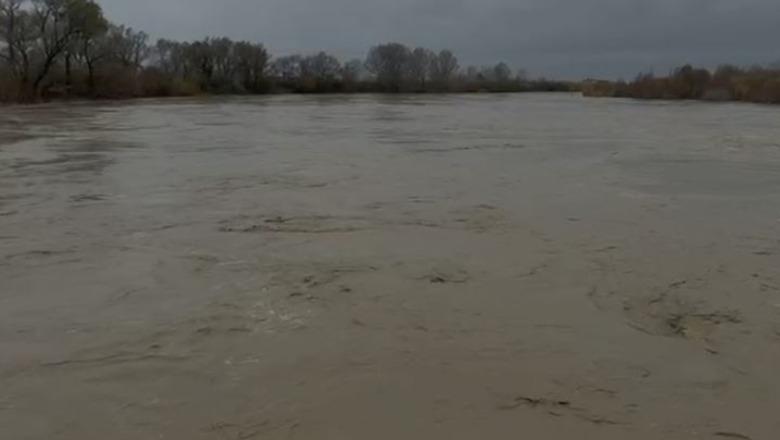 Moti i keq në Vlorë/ Rriten prurjet në Lumin Vjosa, niveli i ujit arrin në 8 metra (VIDEO)
