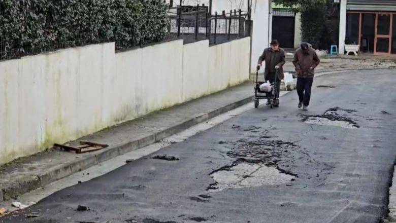 Durrës/ Shiu i janarit shkërrmoq asfaltin e hedhur në fund të dhjetorit, rruga e lagjes nr. 8 kthehet në 'identitet'