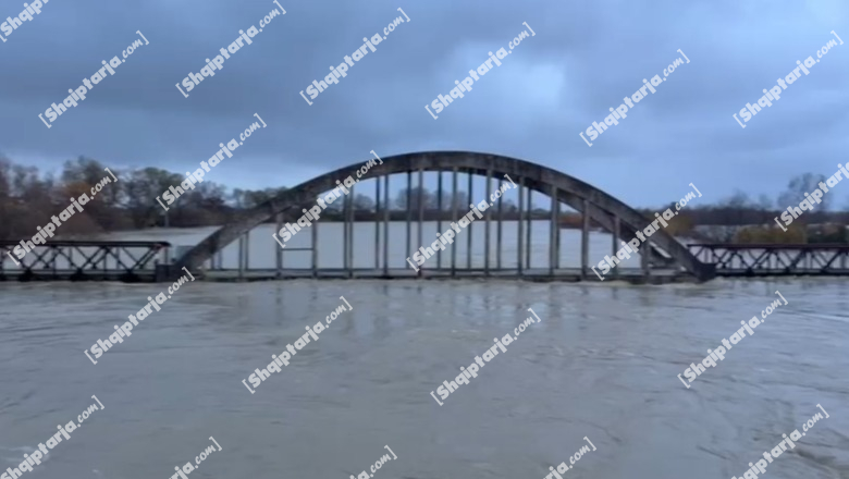 Shqipëria përfshihet nga moti i keq/ Vjosa arrin nivelin 9 metra në urën e Mifolit, prurje të shumta dhe në Memaliaj! Mbi 300 hektarë tokë e përmbytur në fshatrat e Vlorës dhe Fierit