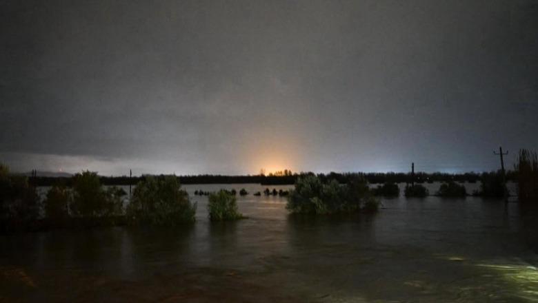 Rëndohet situata në Novoselë! Rritet niveli i ujit nga prurjet e lumit Vjosa