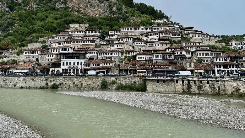 Përmbytje në Qarkun e Beratit, 19 banesa dhe një shkollë nën pushtetin e ujit! 6 familje të evakuuara
