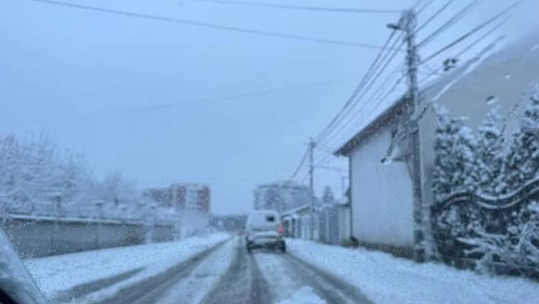 Borë e ngrica edhe në Kosovë, temperaturat zbresin në -5 gradë Celsius! Qarkullim i vështirë në Prishtinë, lumi Sitnica del nga shtrati