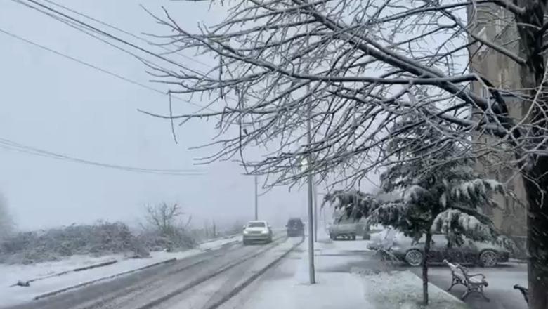 Reshjet e dëborës zbardhin qarkun e Dibrës, akset rrugore të kalueshme