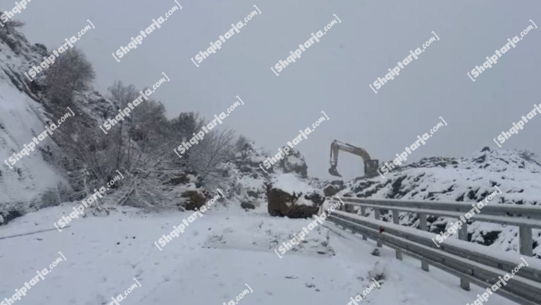 Rrëshqitje masive dherash dhe borë, rruga Qukës-Qafë Plloçë totalisht e bllokuar vetëm 4 muaj pas inaugurimit (VIDEO)