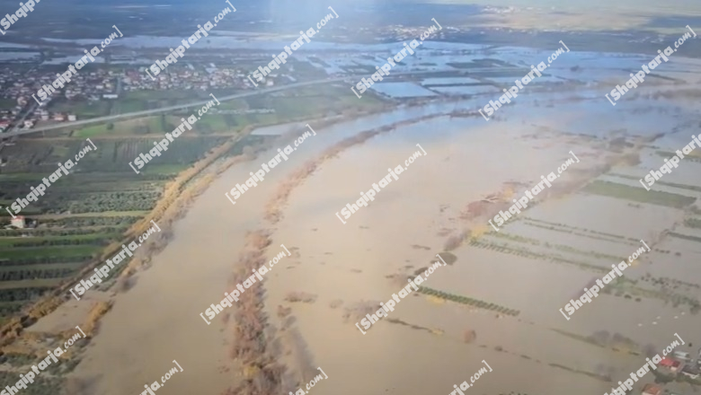  Pamje nga lart/ Lumi Vjosa doli nga shtrati, urdhër i menjëhershëm evakuimi në Novoselë (VIDEO)