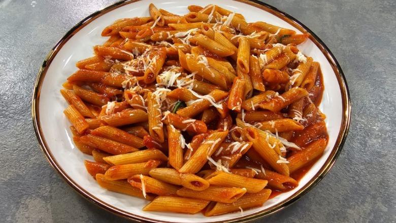 Makarona pikante me domate (Penne all’arrabbiata) nga zonja Albana