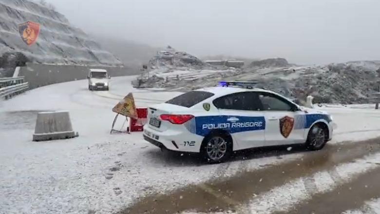 Moti i keq/ Dëborë në disa akse kryesore, Policia e Shtetit: Jemi në gatishmëri! Qarkullim i vështirë, përdorni zinxhirët