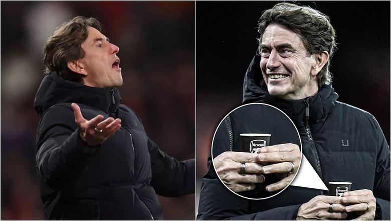 U shfaq me logon e Arsenalit 'në duar', tifozët e Tottenham kërkojnë shkarkimin e trajnerit të tyre