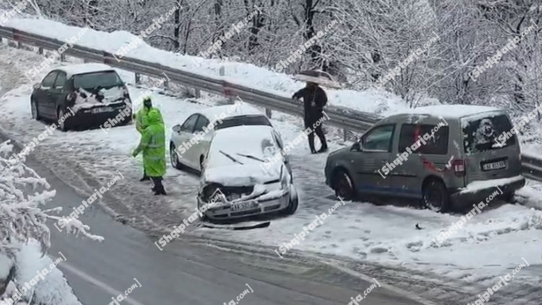 VIDEO/ Borëpastruesja përplas 3 makina në Rrugën e Arbrit, një person përfundon në spital