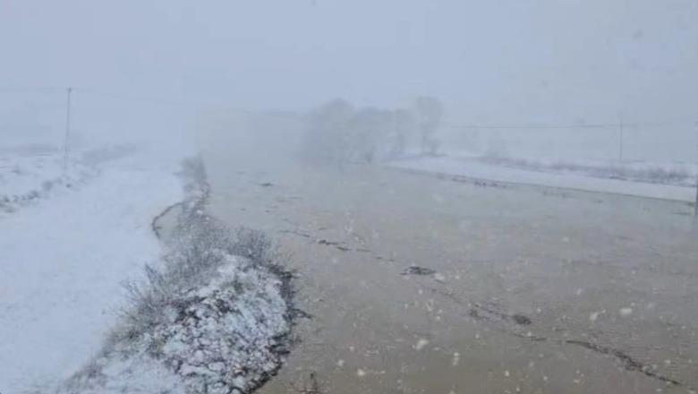 Çahet argjinatura në lumin Devoll! Përmbyten toka bujqësore në Maliq, nisin reshjet e dëborës (VIDEO)